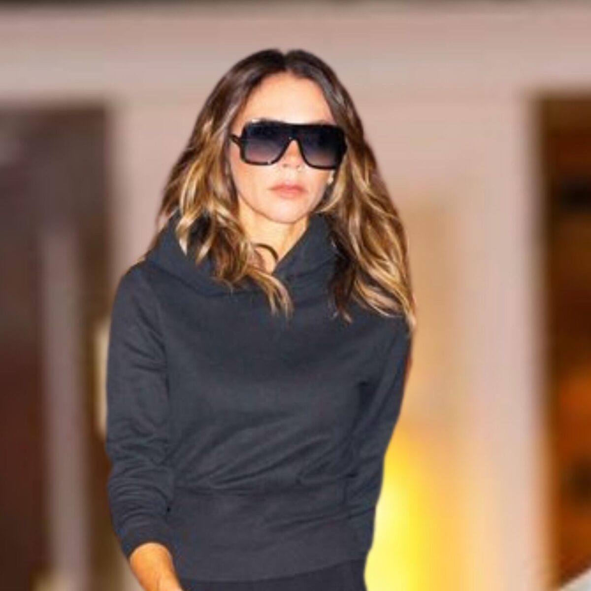 Η Βικτώρια Μπέκαμ έβαλε μπότες Balenciaga (που μοιάζουν με κάλτσες) έξω από κεντρικό ξενοδοχείο αναγκάζοντας τους πάντες να υποκλιθούν στο στιλ της