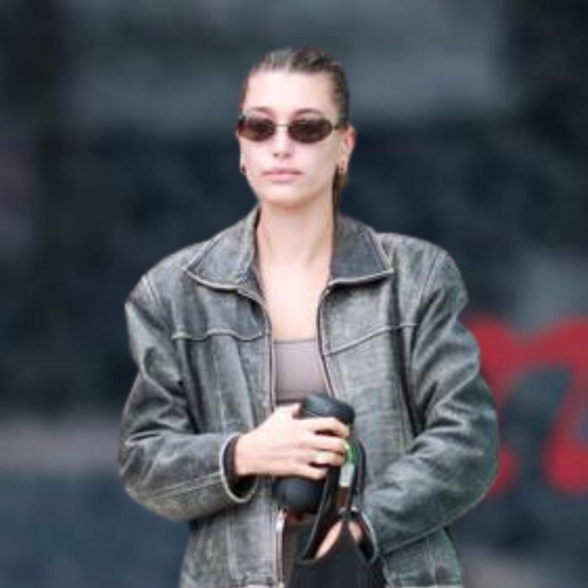 Η Χέιλι Μπίμπερ πήγε στο γυμναστήριο με παντόφλες αδιαφορώντας για τις λάσπες στο έδαφος