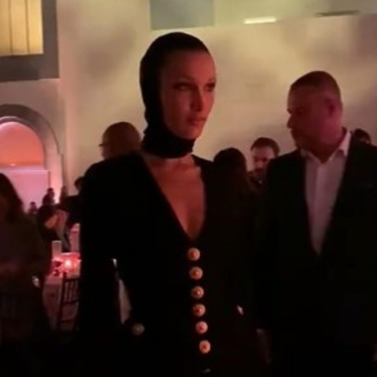 Μπέλα Χαντίντ: Έβαλε ψηλοτάκουνo (που είχε ομοίωμα ανθρώπινου οργάνου πάνω του) στο μουσείο Ισλαμικής Τέχνης ανατρέποντας το αυστηρό dresscode!