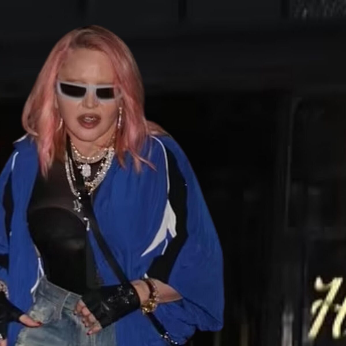 Η Μαντόνα τόλμησε να κατηγορήσει ανοιχτά τον οίκο Balenciaga την ώρα που τραγουδούσε σε ζωντανή σύνδεση