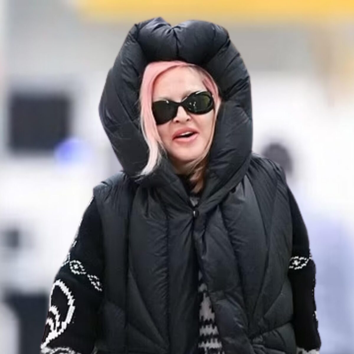 H Mαντόνα φόρεσε χοντροκομμένο Balenciaga (crocs) παπούτσι στο αεροδρόμιο καθώς έτρεχε να προλάβει πτήση