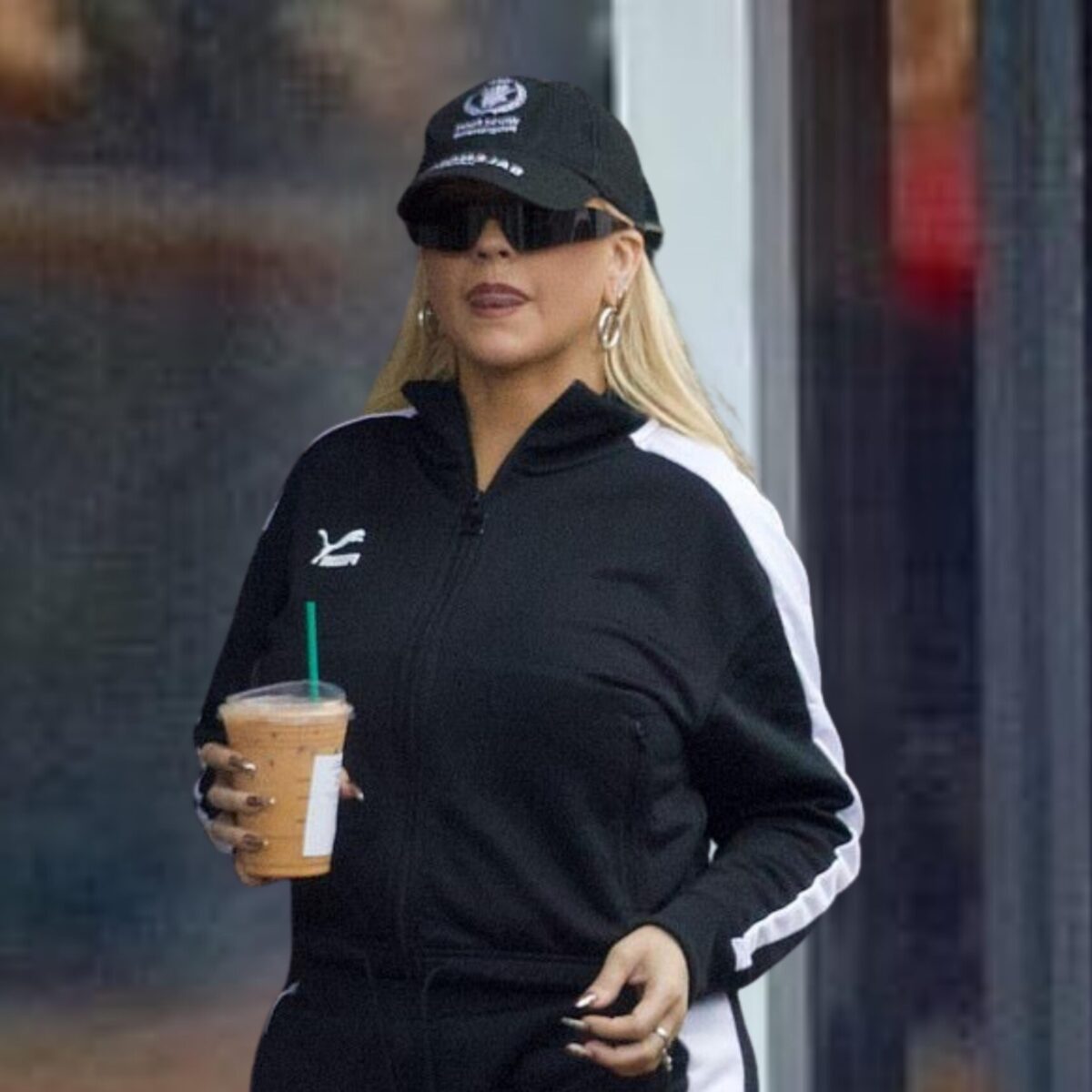 Η Κριστίνα Αγκιλέρα πήγε να πάρει καφέ με άχαρα αθλητικά και ως συνέπεια το Balenciaga καπέλο της ήταν σχεδόν αόρατο