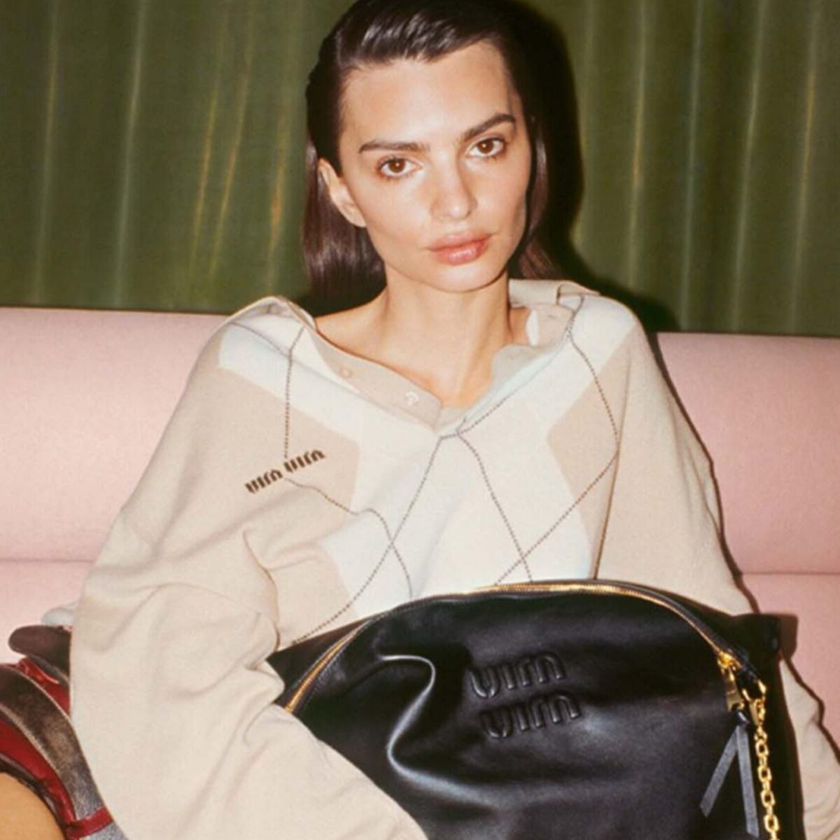 Έμιλυ Ραταϊκόφσκι: Απέκτησε εκκεντρικό γαλλικό μανικιούρ στα νύχια με χρήση αυτοκόλλητου