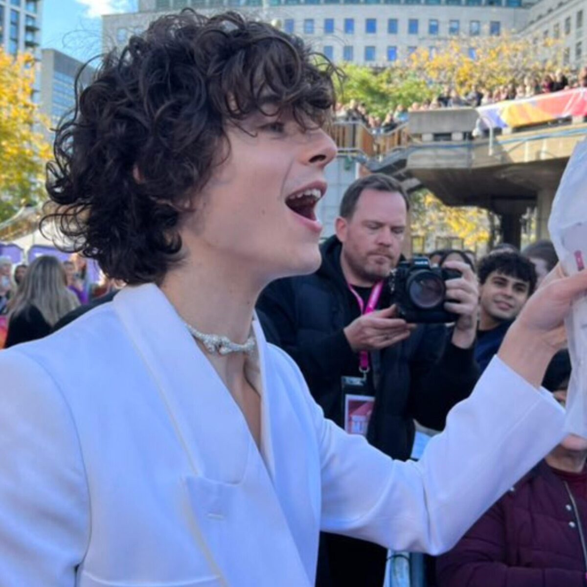 O Tιμοτέ Σαλαμέ φόρεσε σφιχτό περιδέραιο που “έκρυβε” έξυπνο υπονοούμενο σε πρεμιέρα