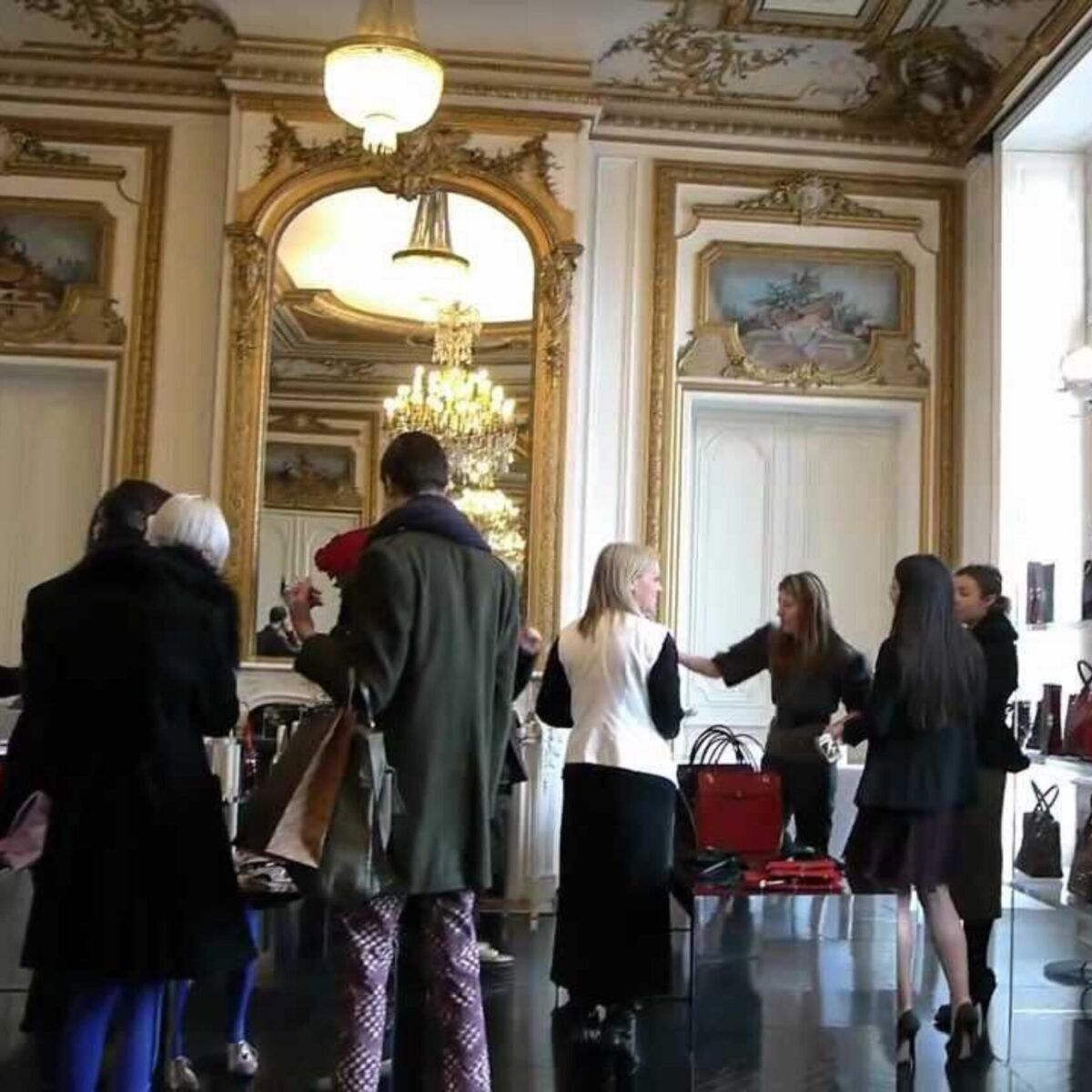 H ενεργειακή κρίση ανάγκασε τον οίκο Valentino να σβήνει τα φώτα στις boutique του πολύ νωρίτερα απ’ ότι συνήθως