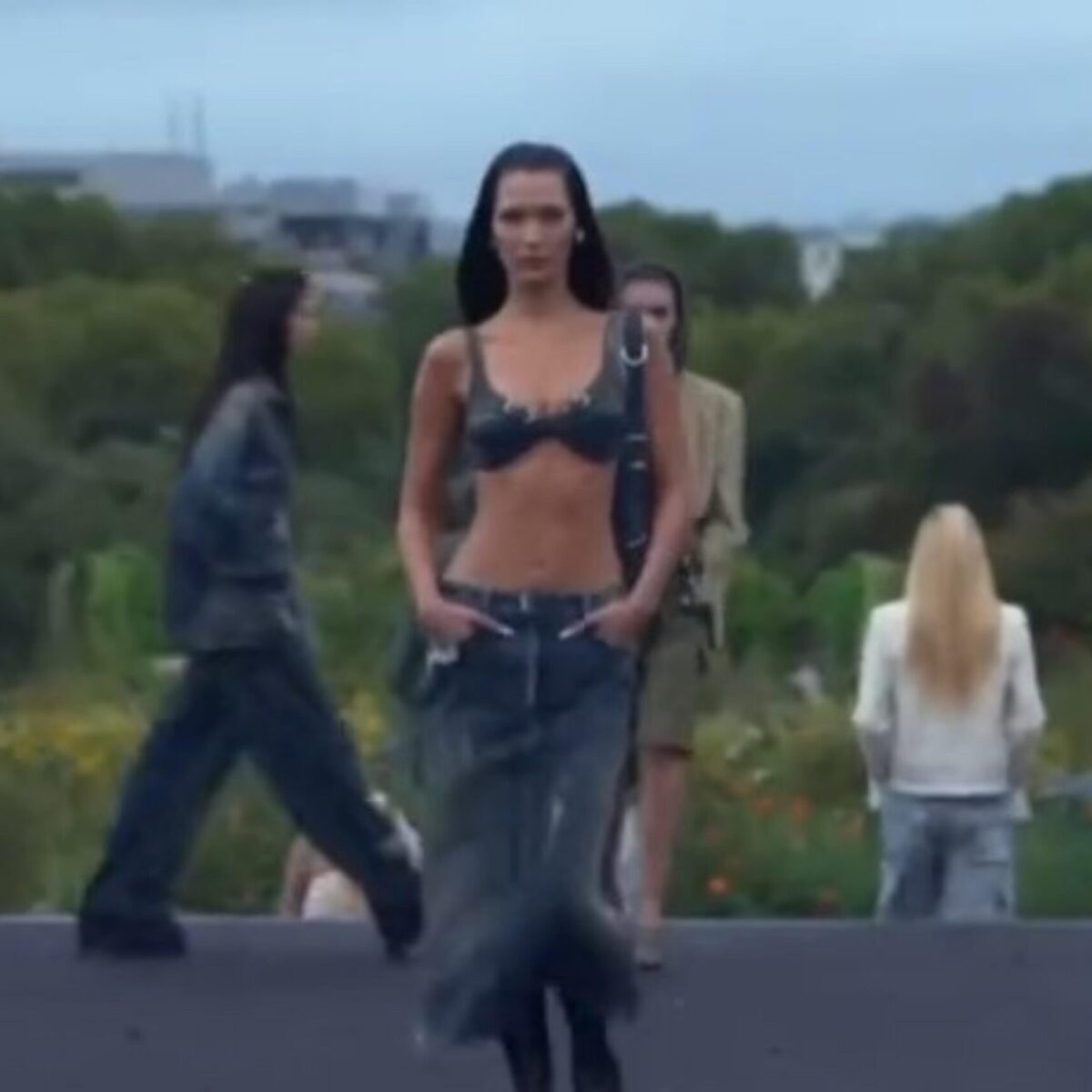 Η Μπέλα Χαντίντ φόρεσε τον πρώτο στηθόδεσμο από ντένιμ ύφασμα στον κόσμο στην πασαρέλα Givenchy!