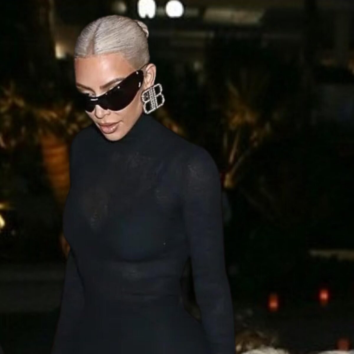 Η Κιμ Καρντάσιαν πήγε σε κηδεία με το πιο αστραφτερό τσαντάκι Balenciaga με αποτέλεσμα να μην δείχνει πένθιμο το λουκ της