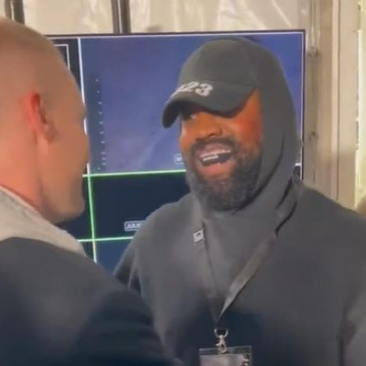 Kάνιε Γουέστ: Πήγε σε πασαρέλα με προστατευτική μασέλα Balenciaga κάνοντας μέγιστο σφάλμα