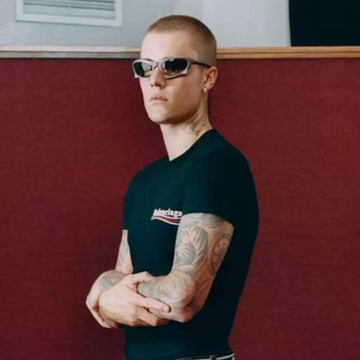 H Balenciaga έβγαλε αντρικές μπότες που ξεπερνούν το μηρό και φοριούνται μέχρι για ψώνια στο σουπερμάρκετ της γειτονιάς σου!