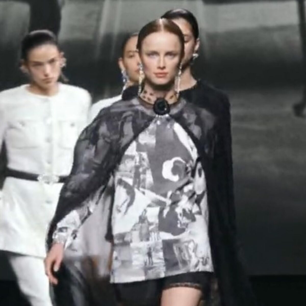 O oίκoς Chanel πρωτοτύπησε γεμίζοντας την πασαρέλα με “κλώνους” της Κρίστεν Στιούαρτ ως προς το μοναδικό της στιλ!