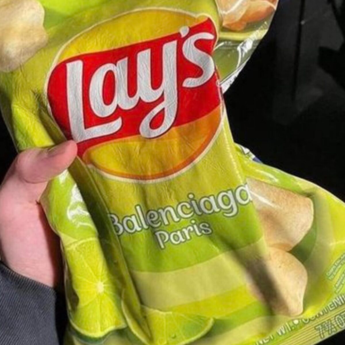 H Balenciaga έβγαλε πανάκριβη τσάντα που μοιάζει με σακούλα πατατάκια από το περίπτερο