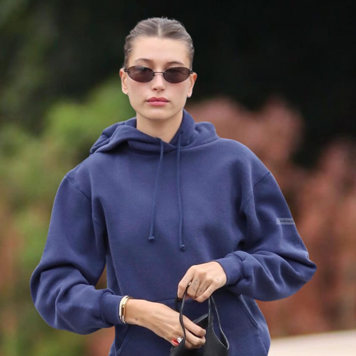 H Χέιλι Μπίμπερ βγήκε με τσάντα που έμοιαζε με σακούλα – Η Vogue κριτίκαρε αναλόγως το λουκ της