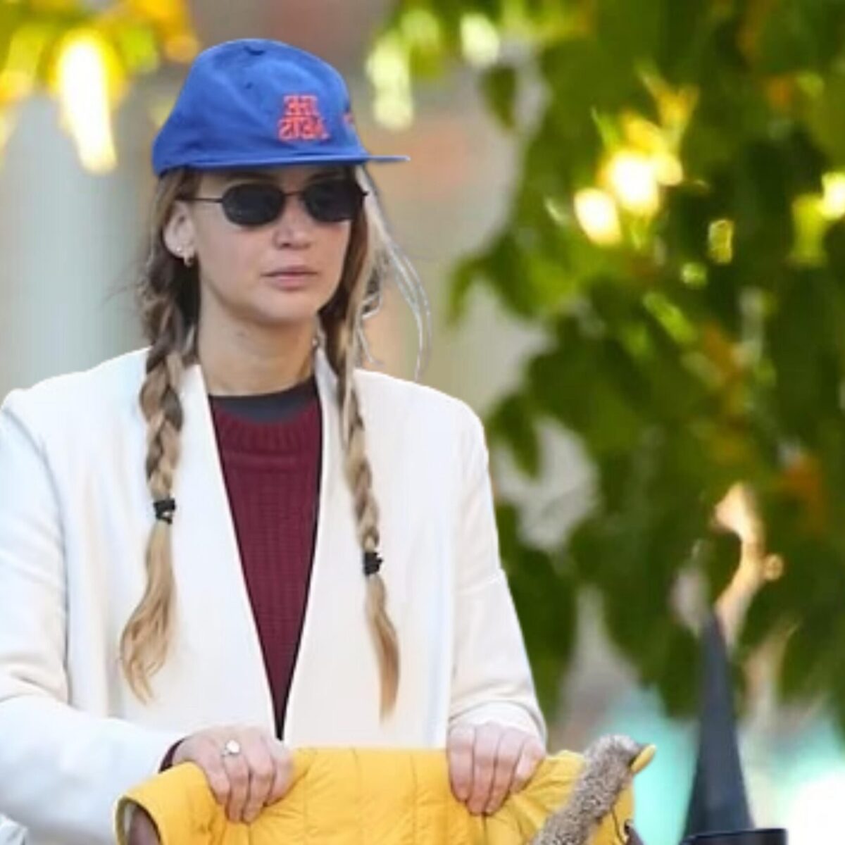 Τζένιφερ Λόρενς: Πήγε στο πάρκο με κάλτσες (αντί για παπούτσια) – H Vogue την σχολίασε ωμά