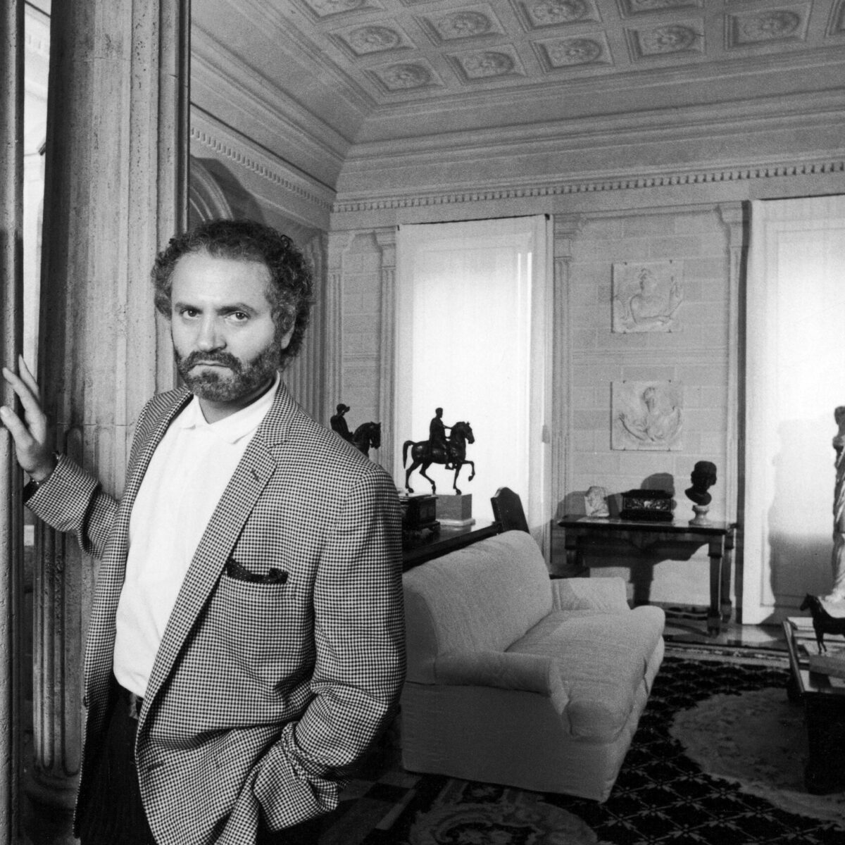 Το άλυτο μυστήριο της δολοφονίας του Gianni Versace ξανά στο προσκήνιο – Φωτογραφίες και αρχεία που μιλούν για την ζωή του σε νέα έκθεση