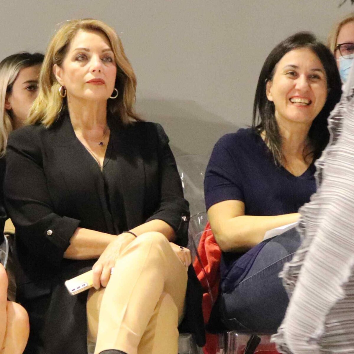 H Άντζελα Γκερέκου κάθισε πρώτη σειρά σε πασαρέλα φορώντας (ροκ) βραχιόλια που έδιναν κάτι edgy στο λουκ της