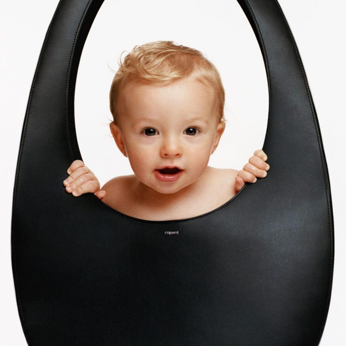 Διάσημος οίκος μόδας βάζει μωρά να κρατούν γυναικείες τσάντες πετυχαίνοντας έξυπνο συνειρμό