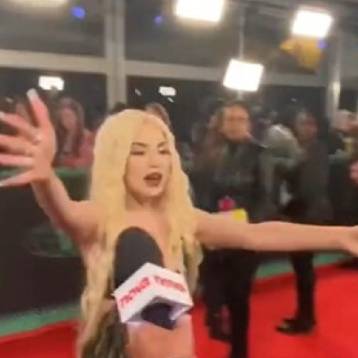 Οι διάσημες μετέτρεψαν τα μουσικά βραβεία EMA σε πασαρέλα: οι αλυσίδες της Τέιλορ Σουίφτ, το μπανάλ φόρεμα της απόλυτης ξανθιάς τραγουδίστριας ήταν στο επίκεντρο