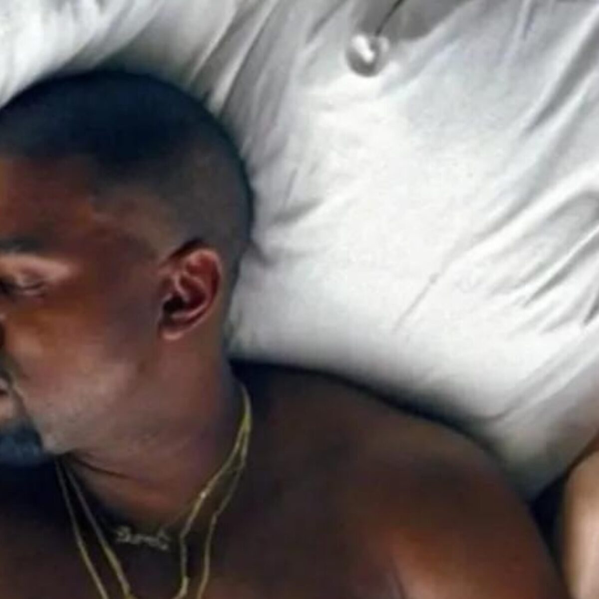 H Adidas ξεκινάει έρευνες που θα φανερώσουν τα ροζ βίντεο του Κάνιε Γουέστ που έδειχνε με τη βία στους υπαλλήλους του (!)