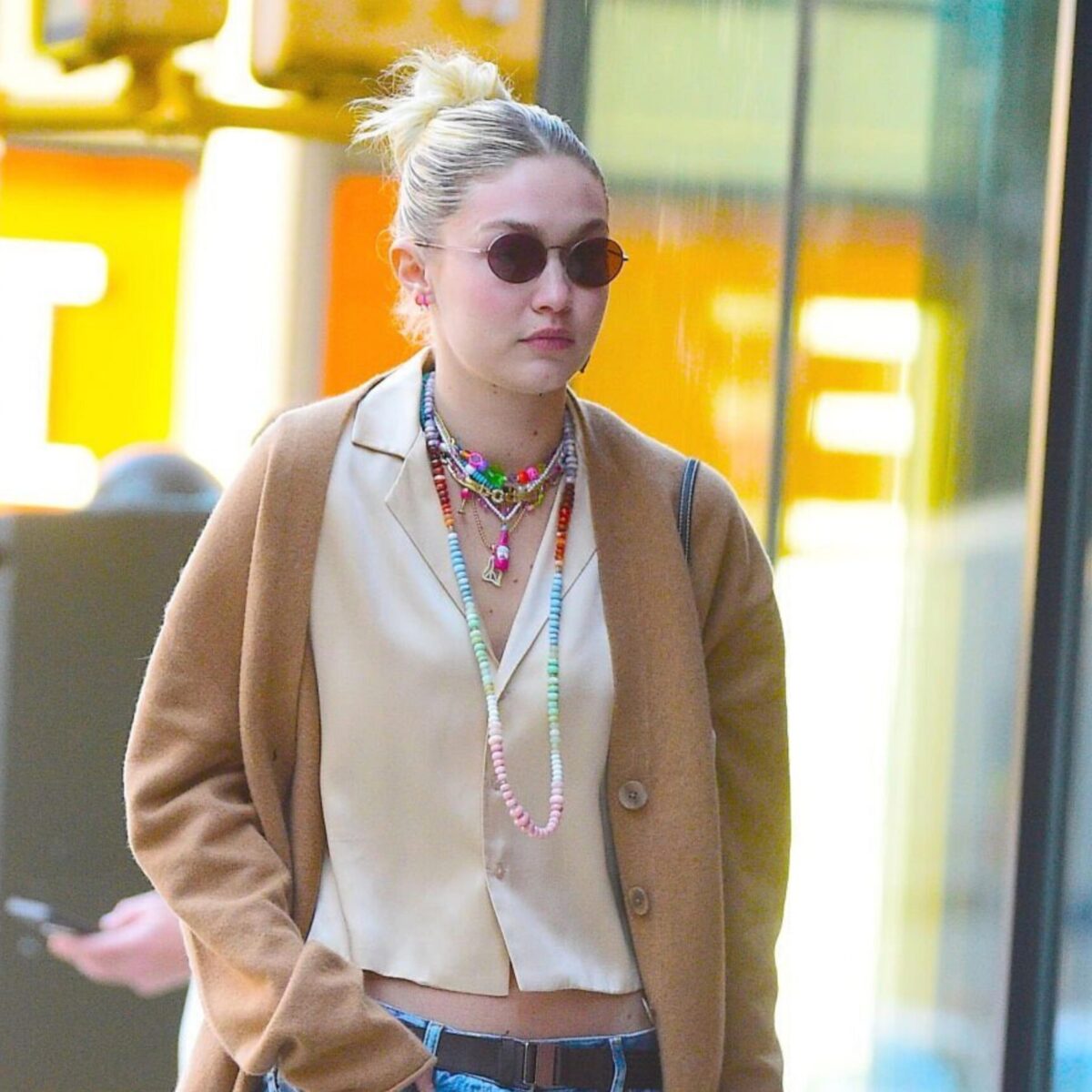 Η Τζίτζι Χαντίντ πήγε βόλτα στα μαγαζιά με κιτς παπούτσι – Η Vogue την σχολίασε ανάλογα