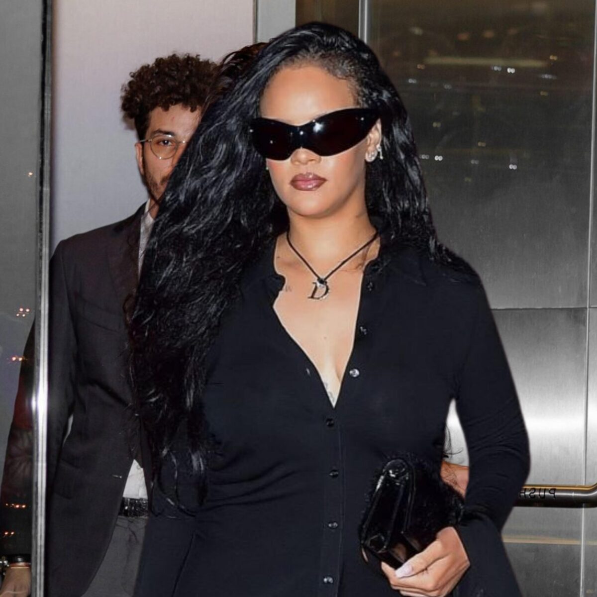 H Ριάνα πήγε σε εστιατόριο με μπότα Balenciaga (που θύμιζε κάλτσα) όπου είχε ραντεβού με διάσημο μοντέλο