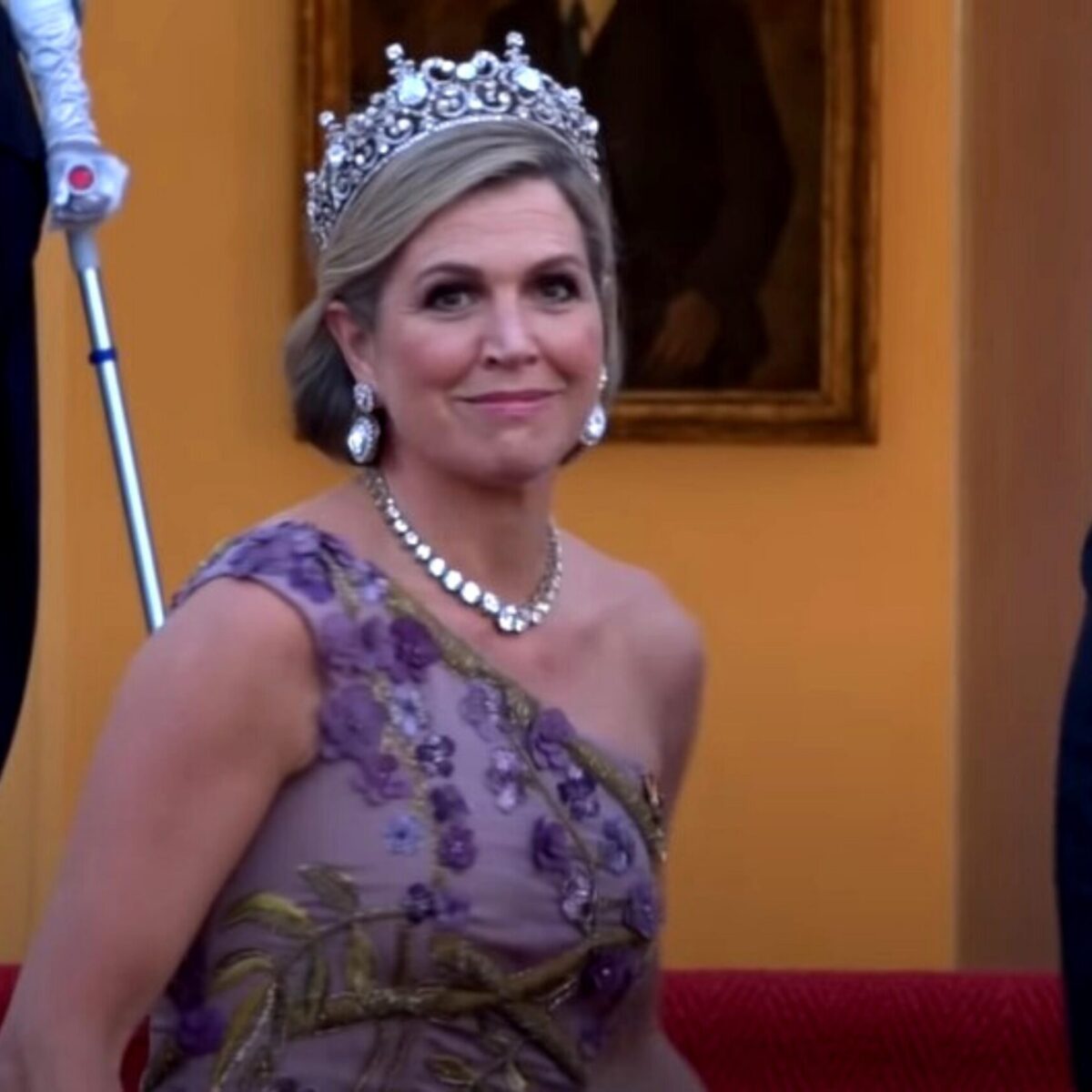 Η Μαξίμα της Ολλανδίας κράτησε ανατρεπτικό clutch με φούντα στο Προεδρικό Μέγαρο – Το φόρεμα της ήταν Έλληνα σχεδιαστή