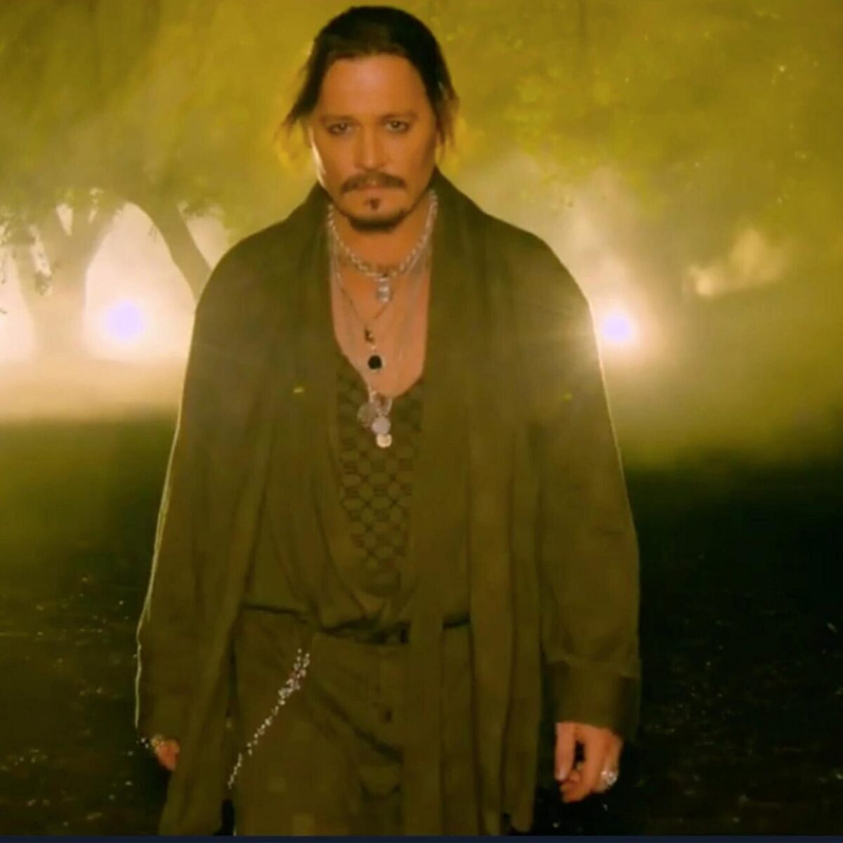 Ο Τζόνι Ντεπ περπάτησε σε πασαρέλα φορώντας αυθεντικά ροκ ρούχα και αποθεώθηκε!