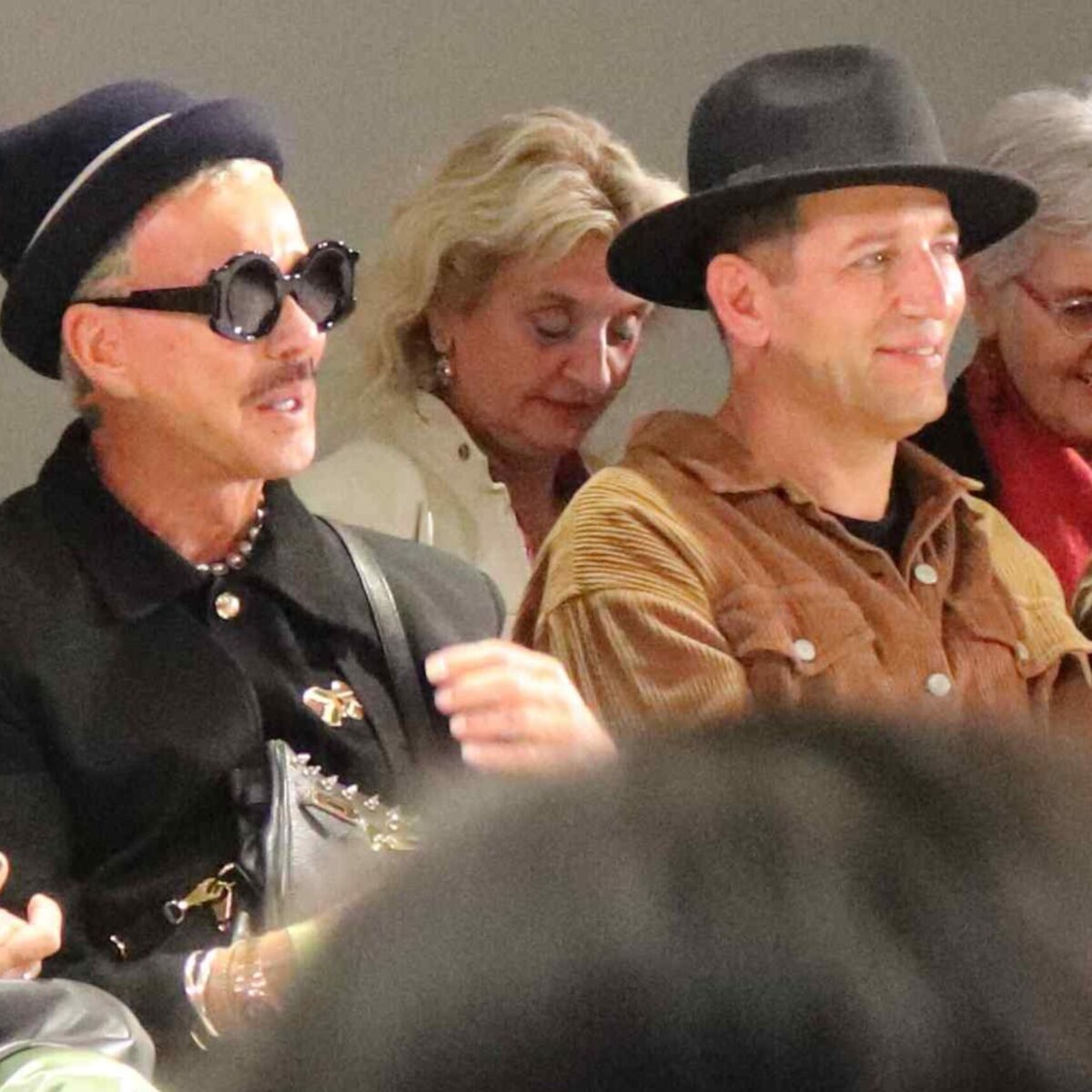 Πασαρέλα στην Αθήνα σταμάτησε ξαφνικά όταν μοντέλο στάθηκε μπροστά στον Λάκη Γαβαλά και άρχισε να τον κοιτάζει με λατρεία!