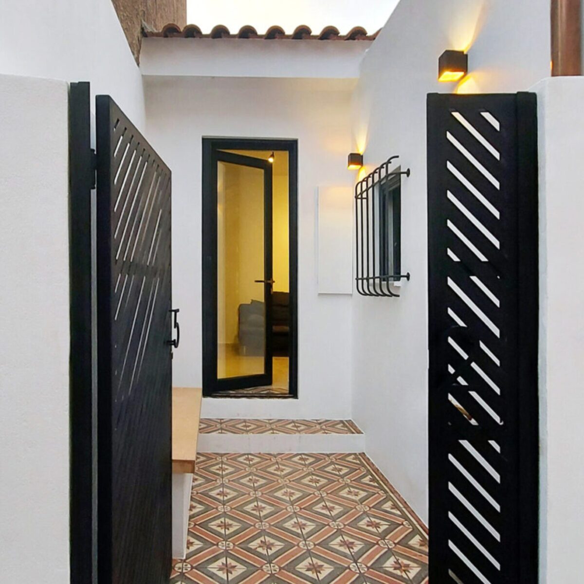 Πως ένα προσφυγικό σπίτι στη Νίκαια απέκτησε αυθεντικά μοντέρνο εσωτερικό