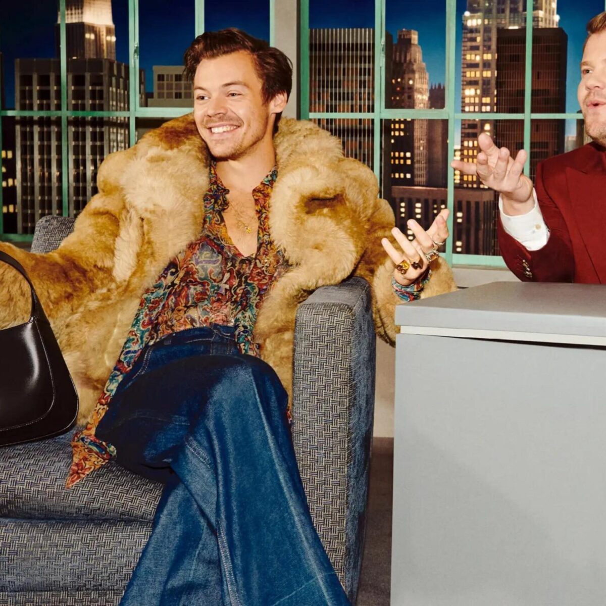 To αυθόρμητο γέλιο του Χάρι Στάιλς έγινε καμπάνια Gucci και μία ανδρική φούστα είναι ένα από τα έξυπνα ρούχα που προμοτάρει