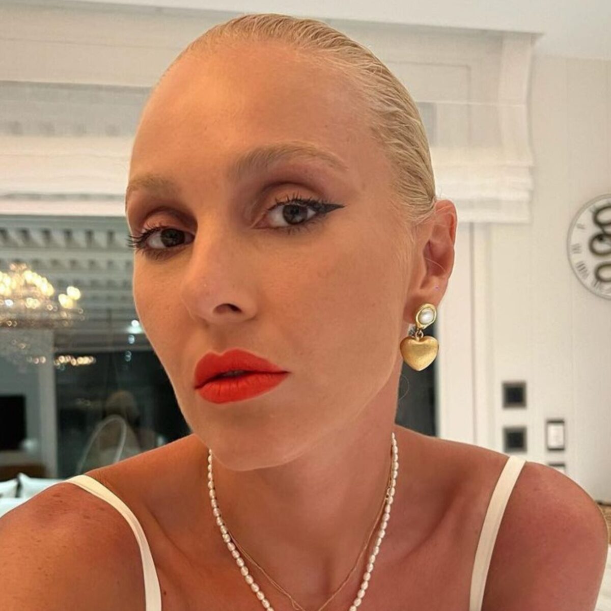 Πως το βελούδινο μανικιούρ μεταμορφώνει τα νύχια σου με ένα απλό μαγνητάκι (!)