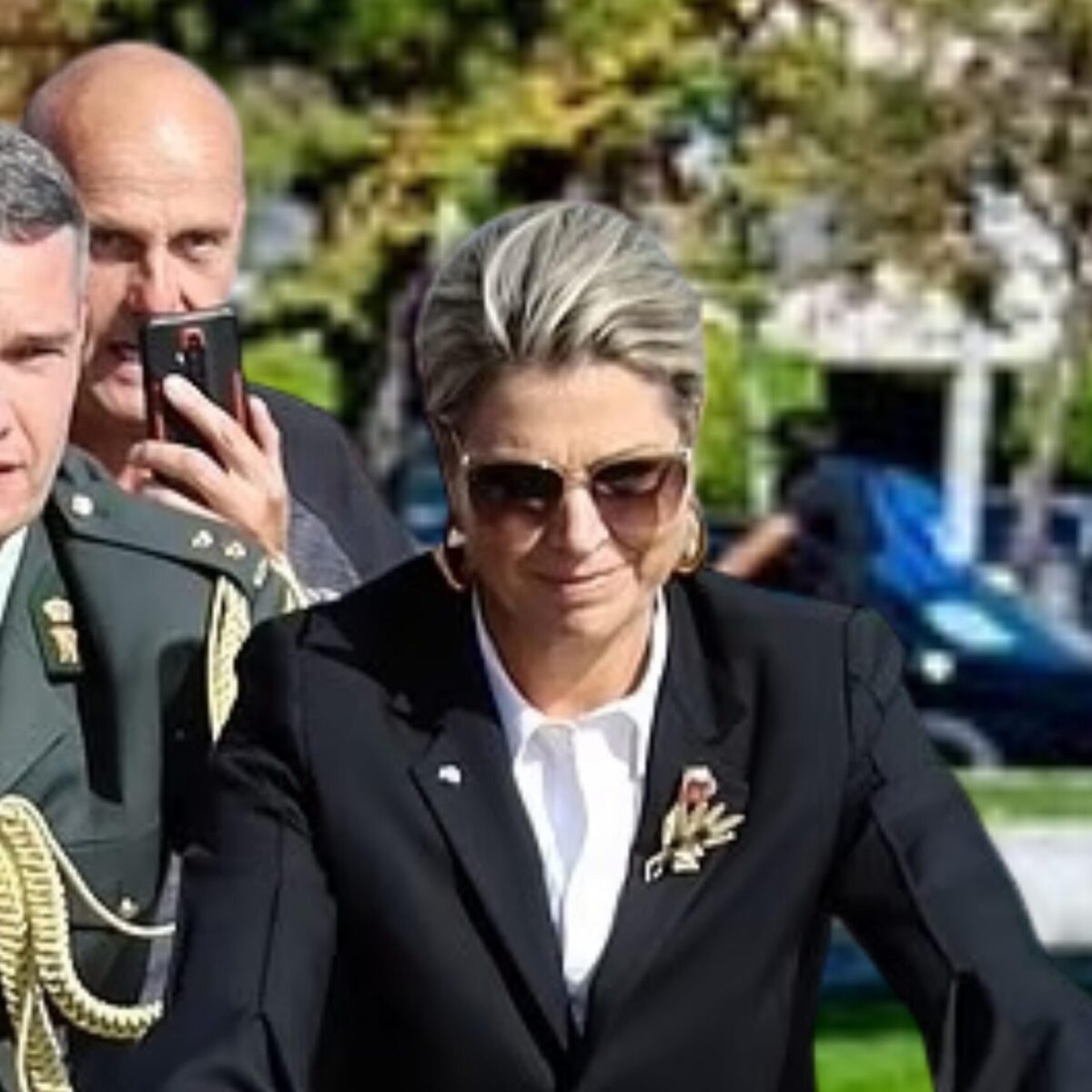 Βασίλισσα Μαξίμα: Πήγε στη Θεσσαλονίκη με γόβα και (προς έκπληξη όλων) έκανε μέχρι και ποδήλατο άνετα