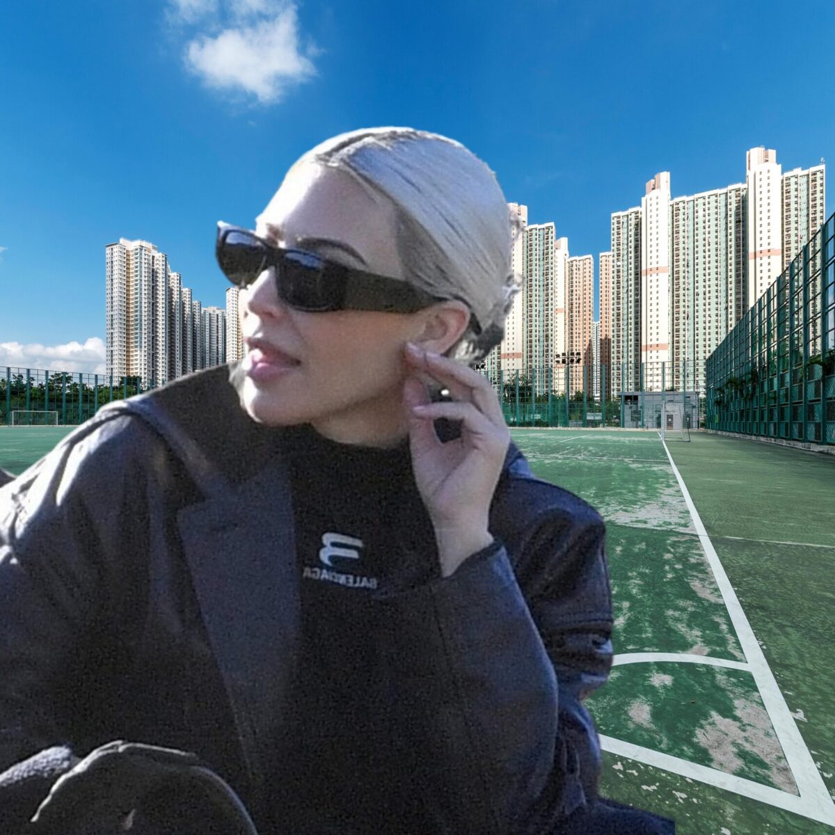 Η Κιμ Καρντάσιαν έβαλε ψηλοτάκουνα αθλητικά Balenciaga σε ποδοσφαιρικό αγώνα προκαλώντας άλλη μια ιστορική fashion στιγμή!