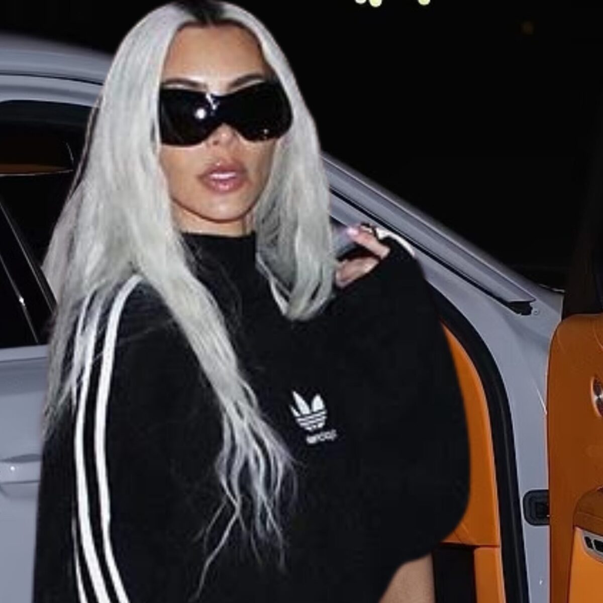 Κιμ Καρντάσιαν: Φόρεσε άχαρες Balenciaga σαγιονάρες στο γραφείο – H Vogue έκανε αναμενόμενο σχόλιο