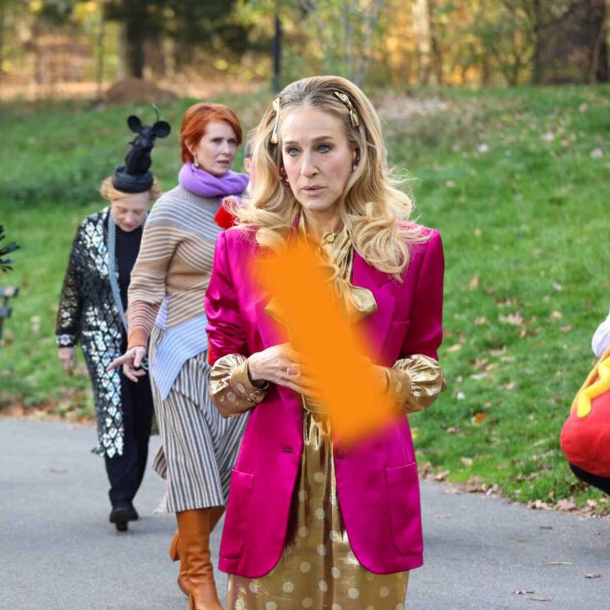 Kάμερα πέτυχε την Σάρα Τζέσικα Πάρκερ να κρατάει τσάντα που έμοιαζε με τυλιγμένο… περιοδικό!