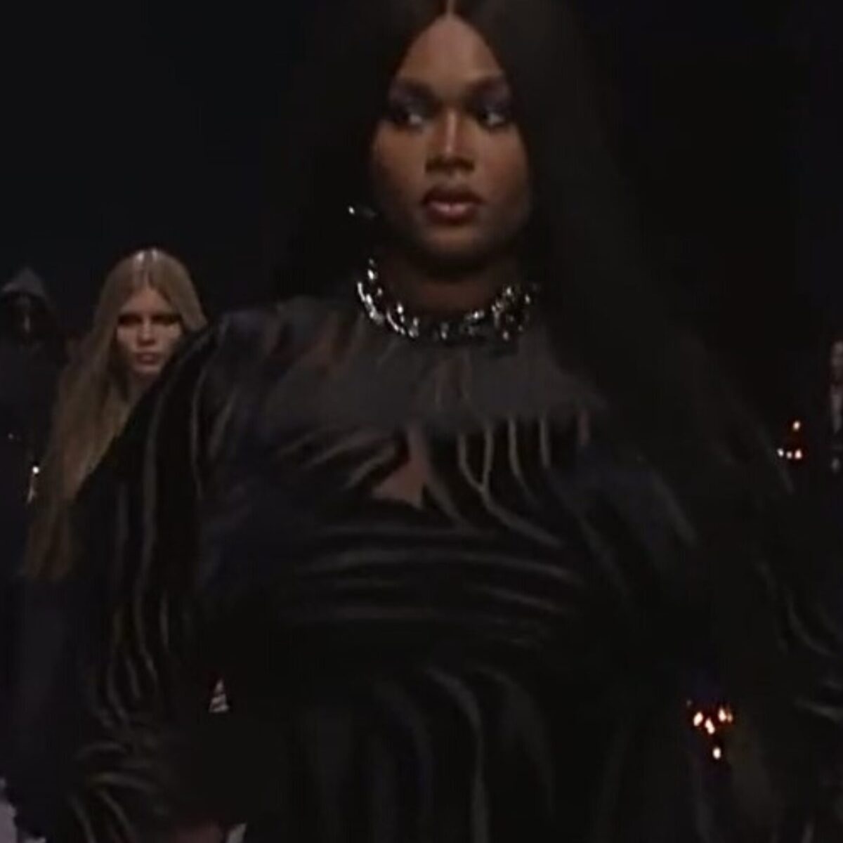 Ο oίκος Versace έβγαλε ρούχα (που μοιάζουν με εσώρουχα) για να φοράς και στη δουλειά, αν είσαι τολμηρή όπως η Ριάνα!