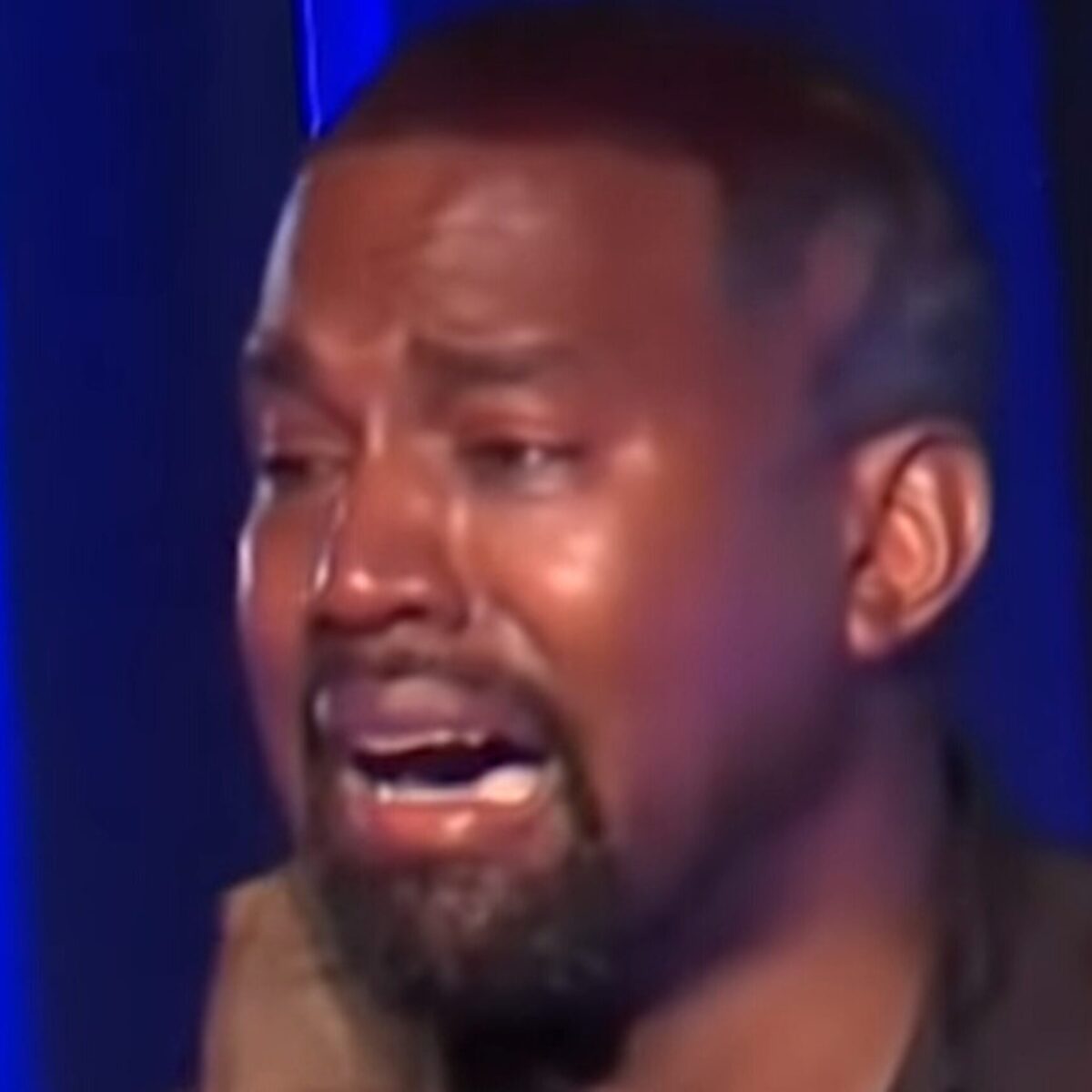 O Kάνιε Γουέστ ξεπουλάει φούτερ Balenciaga σε εξευτελιστικά χαμηλές τιμές προσπαθώντας να πάρει τους αγοραστές με το μέρος του!