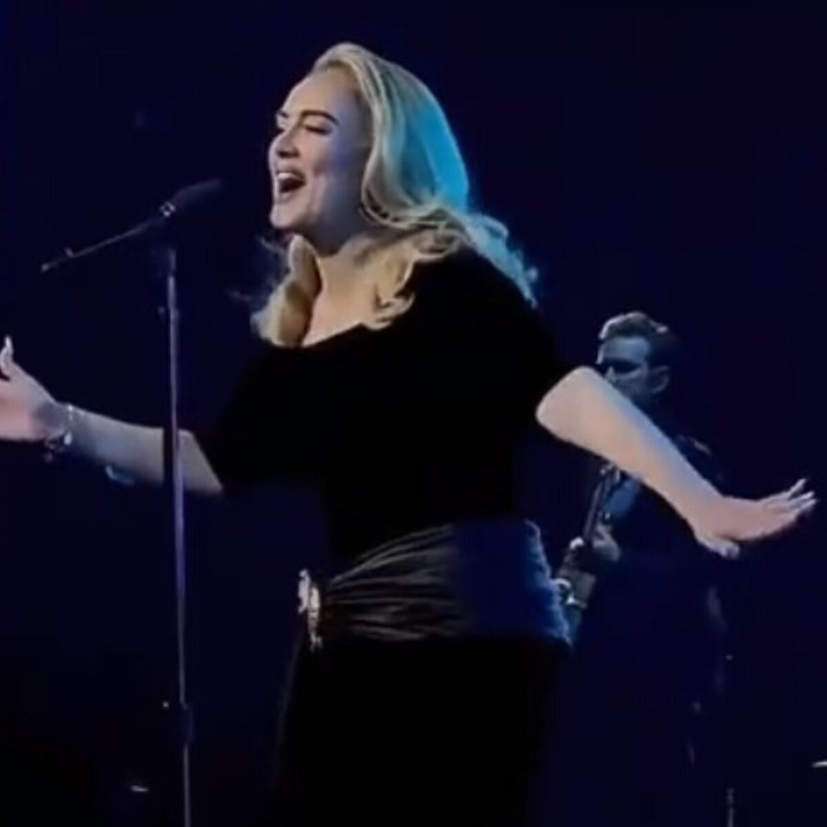 H Aντέλ έδωσε συναυλία φορώντας κάλτσες (αντί για παπούτσια) επειδή ανησυχούσε μήπως της συμβεί κάτι απρόβλεπτο πάνω στη σκηνή!