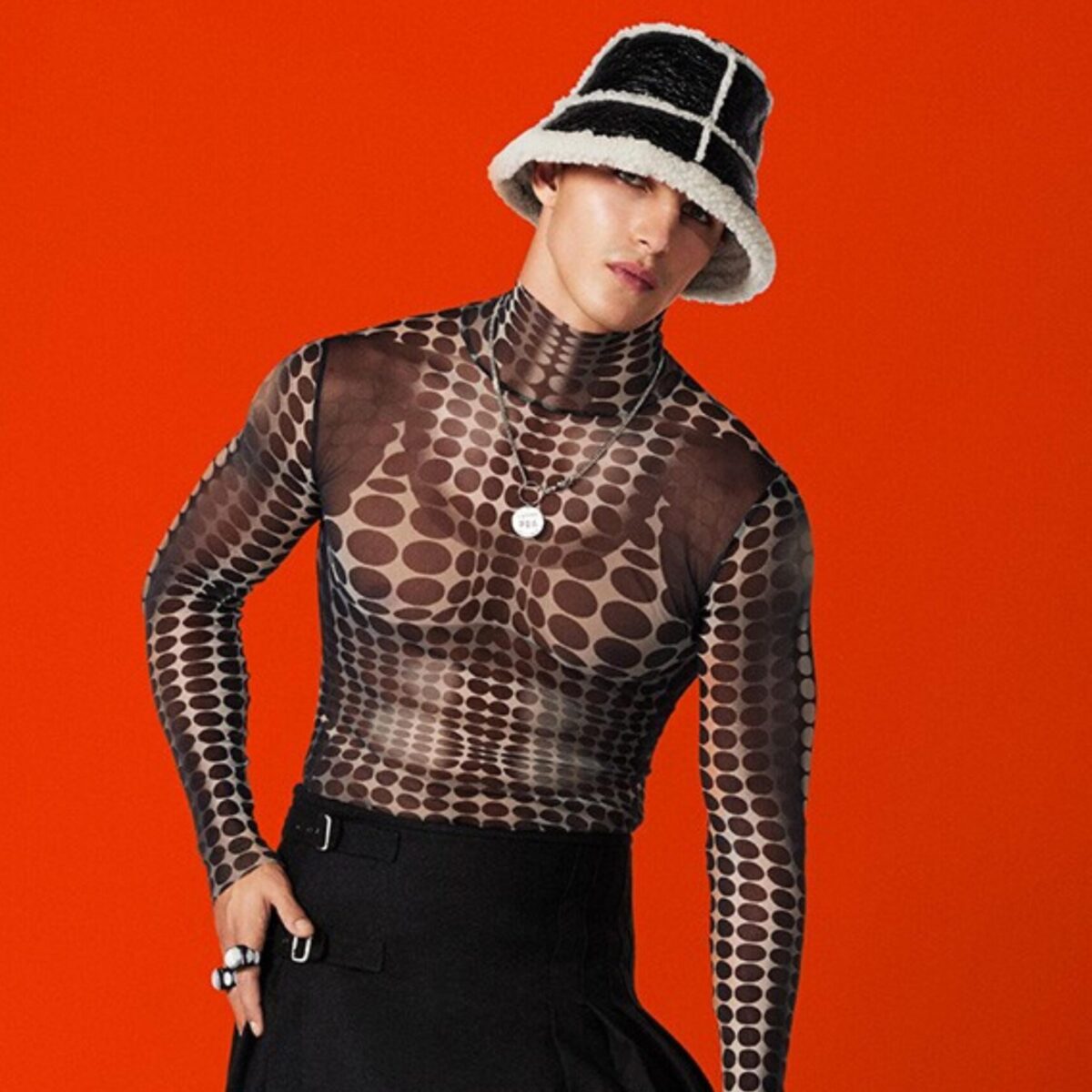 Ο οίκος Jean Paul Gaultier έβγαλε αντρική φούστα με πιέτες που αναθεωρεί τον στρέϊτ ανδρισμό