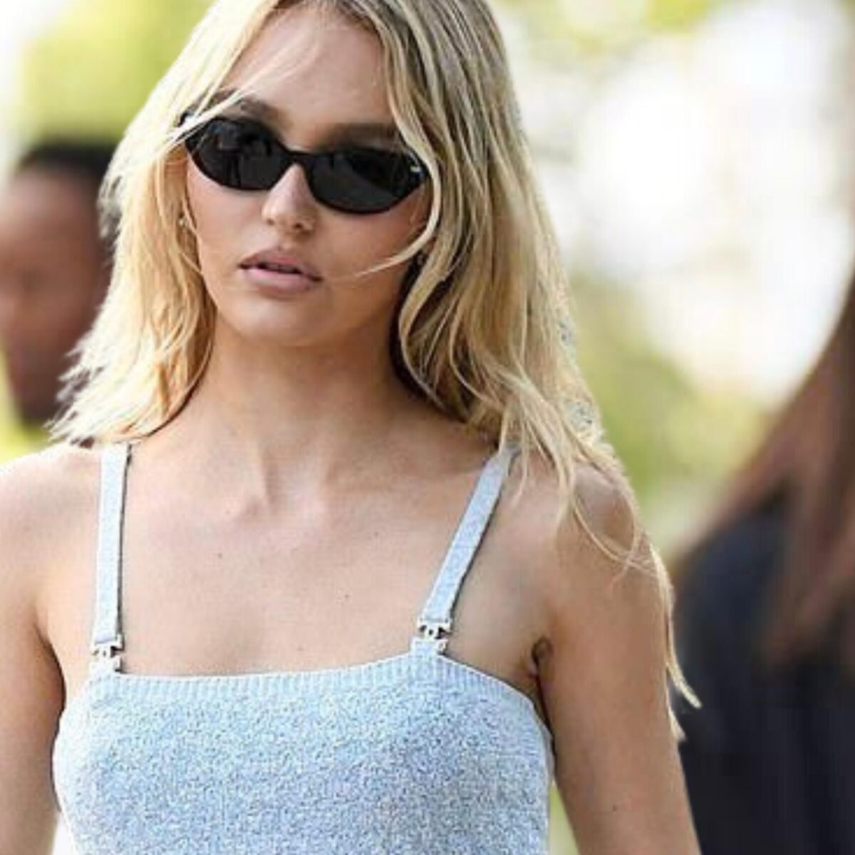 H κόρη του Τζόνι Ντεπ πήγε στην πασαρέλα Chanel με περιδέραιο κοιλιάς (!) επιβεβαιώνοντας πως είναι πάλι στη μόδα!