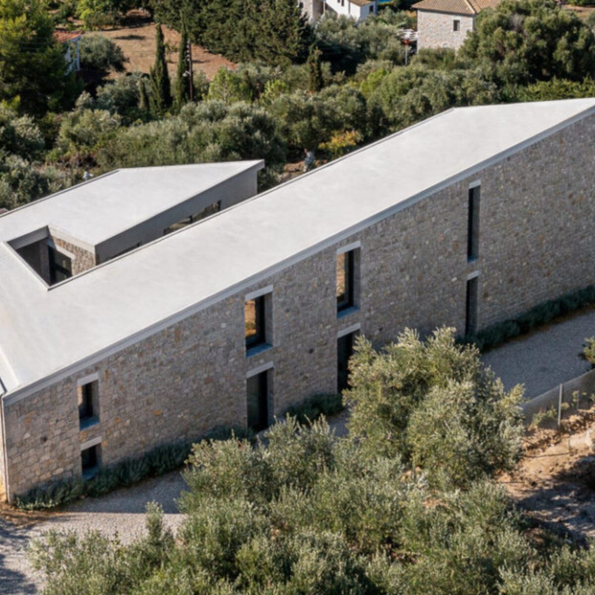 Ένα εξοχικό σπίτι στην Πύλο που έχει την πιο (παράξενη) μακρόστενη πισίνα!