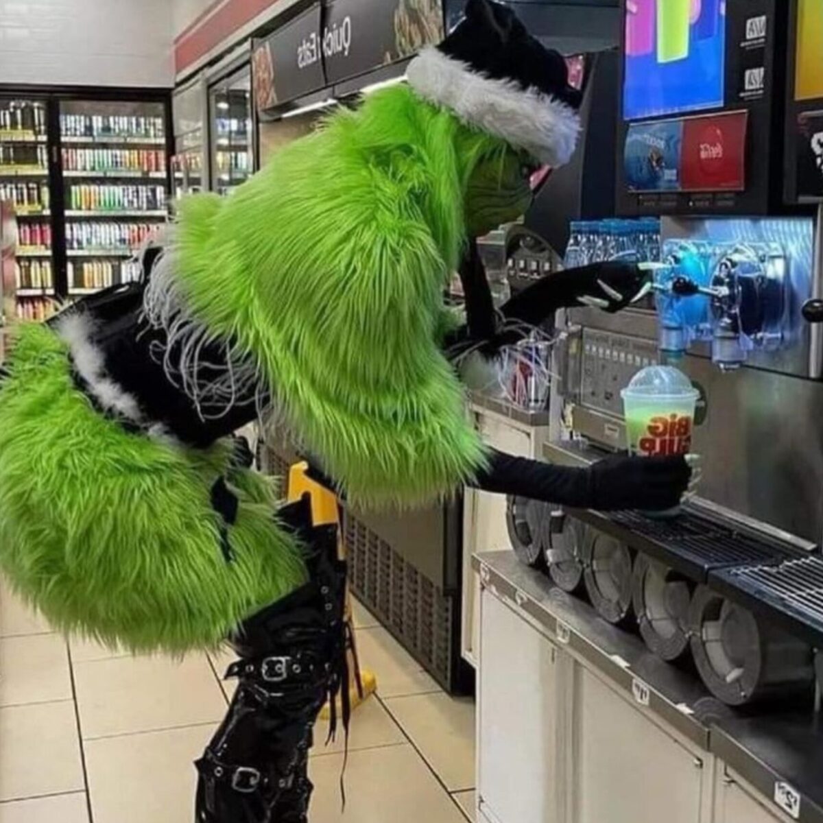 Γκριντς: Πως ο Kατεργάρης των Χριστουγέννων απέκτησε ενθέματα σιλικόνης!