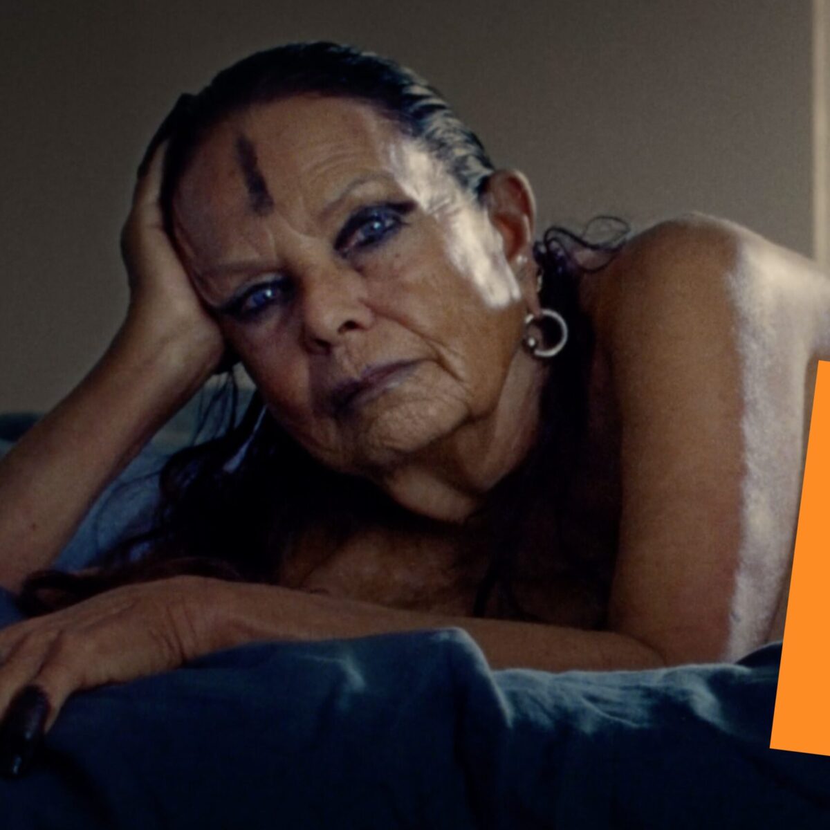 H 78χρονη Michele Lamy αφαιρεί όλα της τα ρούχα σε ένα βίντεο που δεν έχει σενάριο!