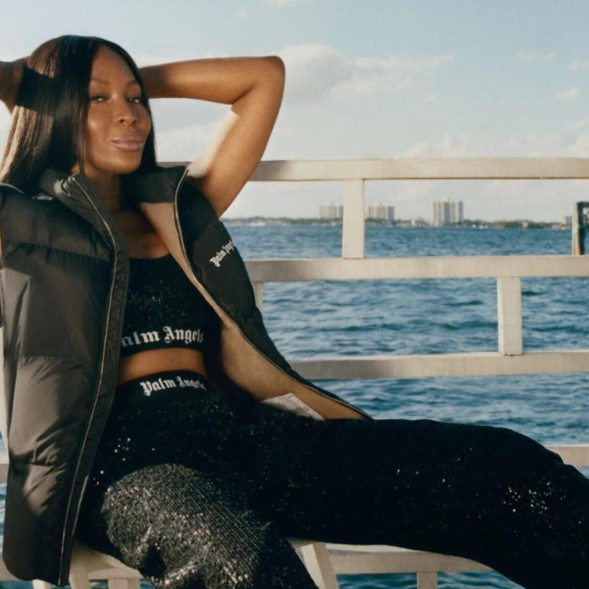 Ναόμι Κάμπελ: H 52χρονη γαζέλα ποζάρει σαν γνήσιο μαγκάκι για καμπάνια οίκου μόδας – Το πρόσωπο της τα λέει όλα