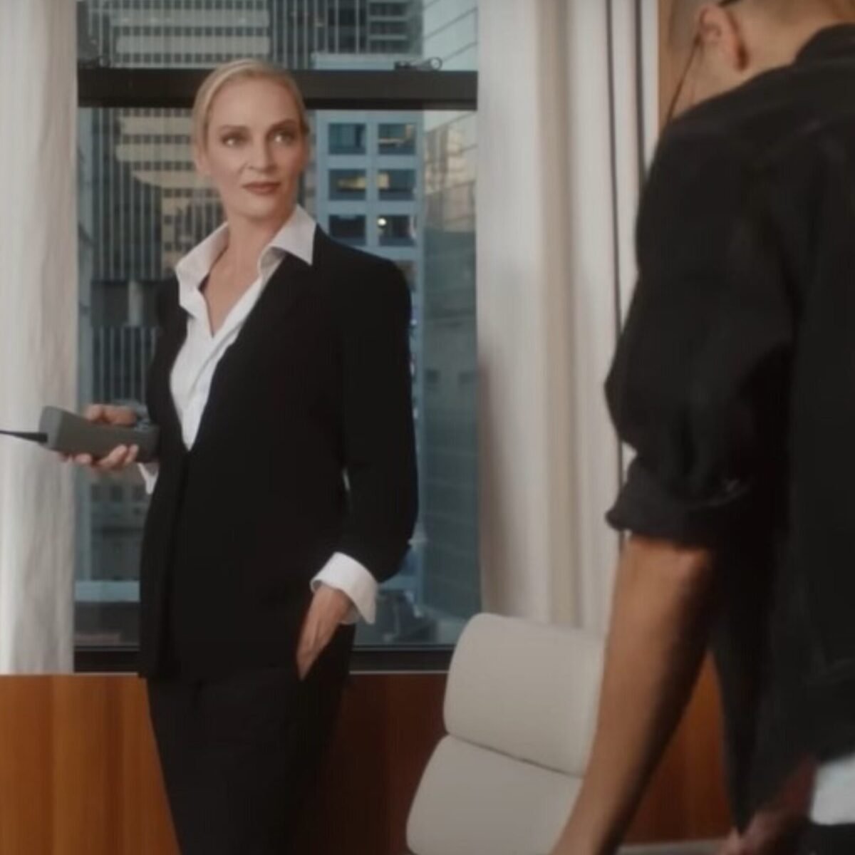 H Ούμα Θέρμαν ένιωσε ερωτική διέγερση πάνω σε καρέκλα στην Calvin Klein καμπάνια με την Palace!