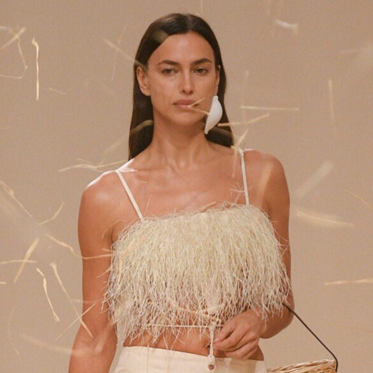 Ιρίνα Σέικ: Eγκαινίασε στην πασαρέλα Jacquemus την πρώτη τσάντα που είναι και… καλάθι ταυτόχρονα!