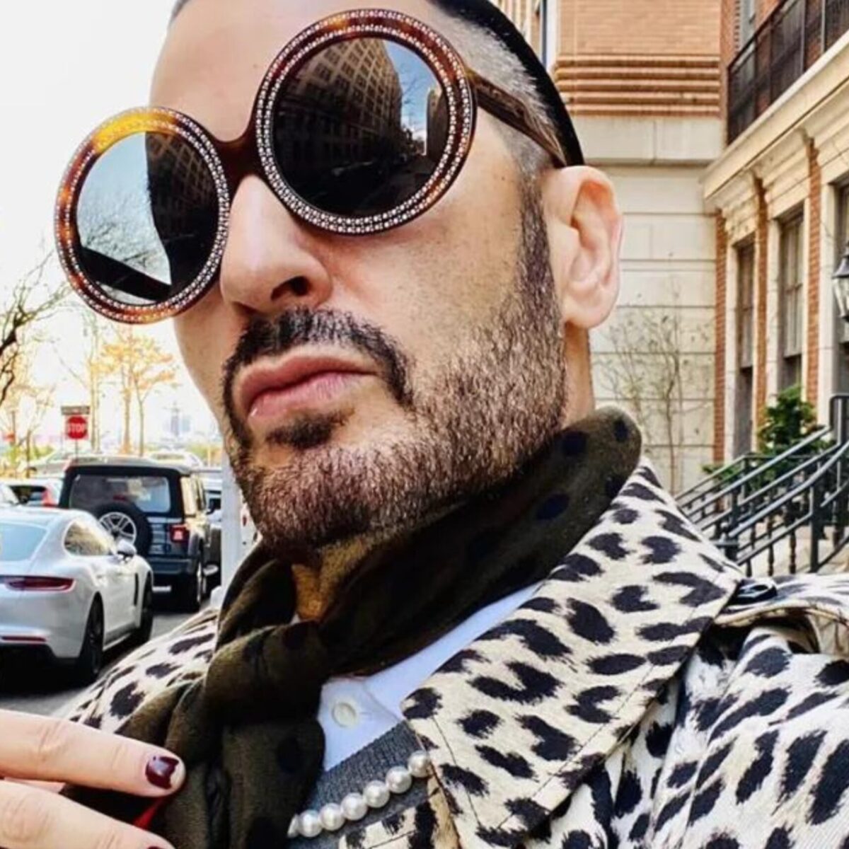 Ο οίκος Dior μετέτρεψε iconic γυναικεία τουαλέτα σε… ανδρικό πουκάμισο μετά από 445 ώρες!