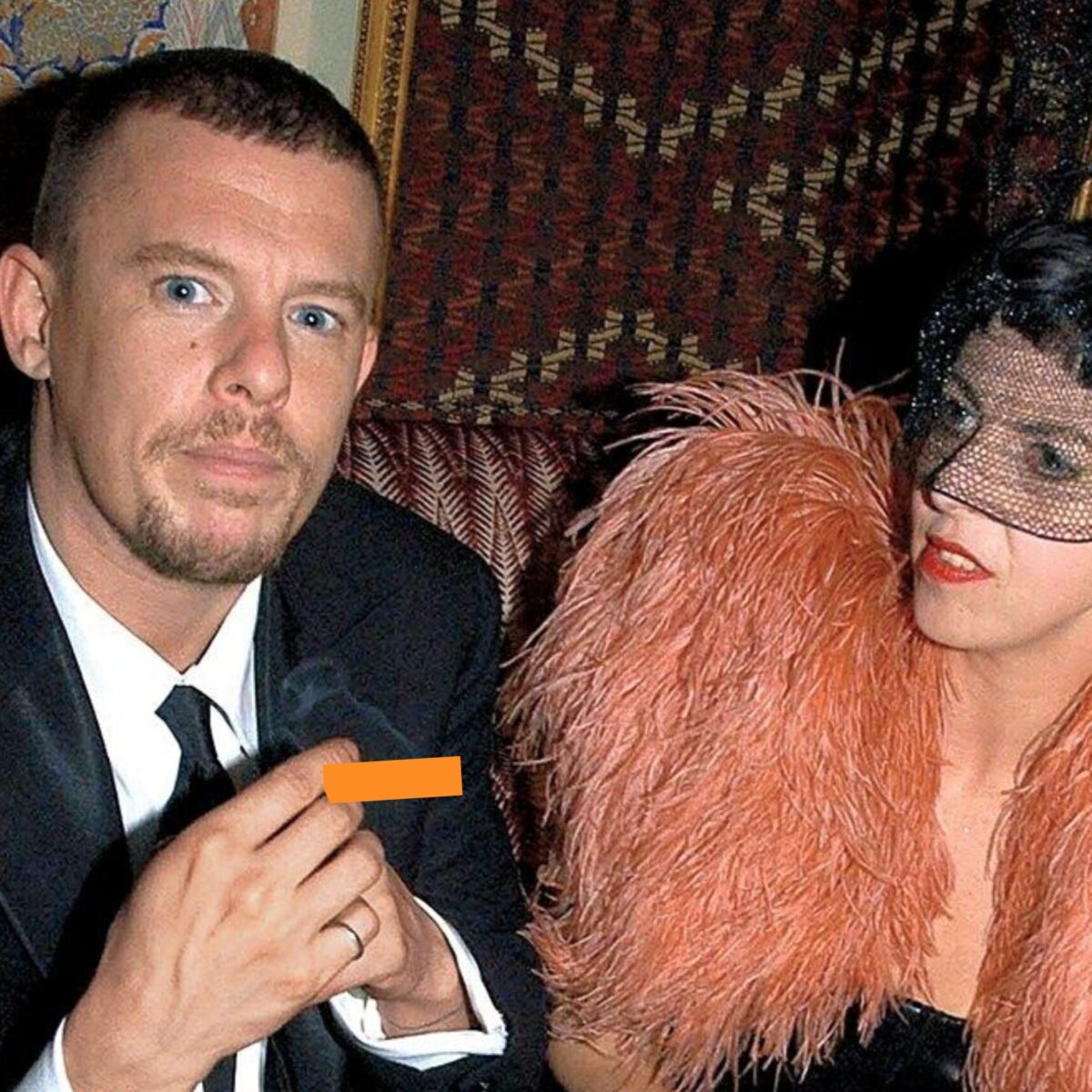 Alexander McQueen: Φωτογραφίες που δείχνουν την κρυφή πλευρά του σχεδιαστή βγαίνουν στην δημοσιότητα μέσα από μια έκθεση!