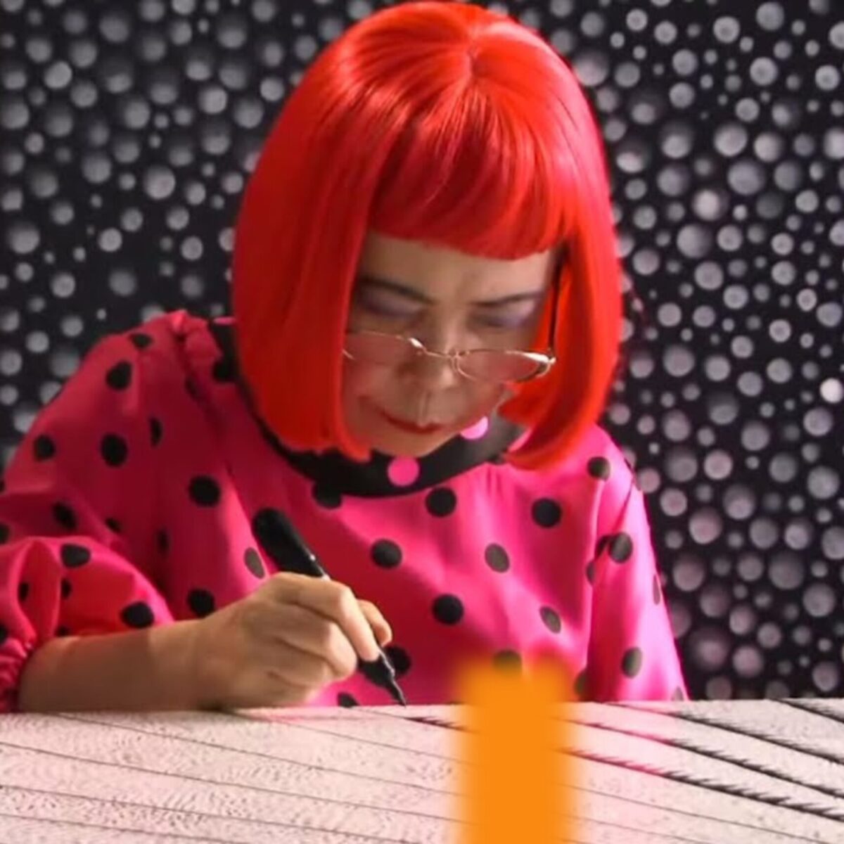 Kάθε φορά που η 93χρονη Yayoi Kusama ζωγραφίζει, δεν φοβάται τον θάνατο…