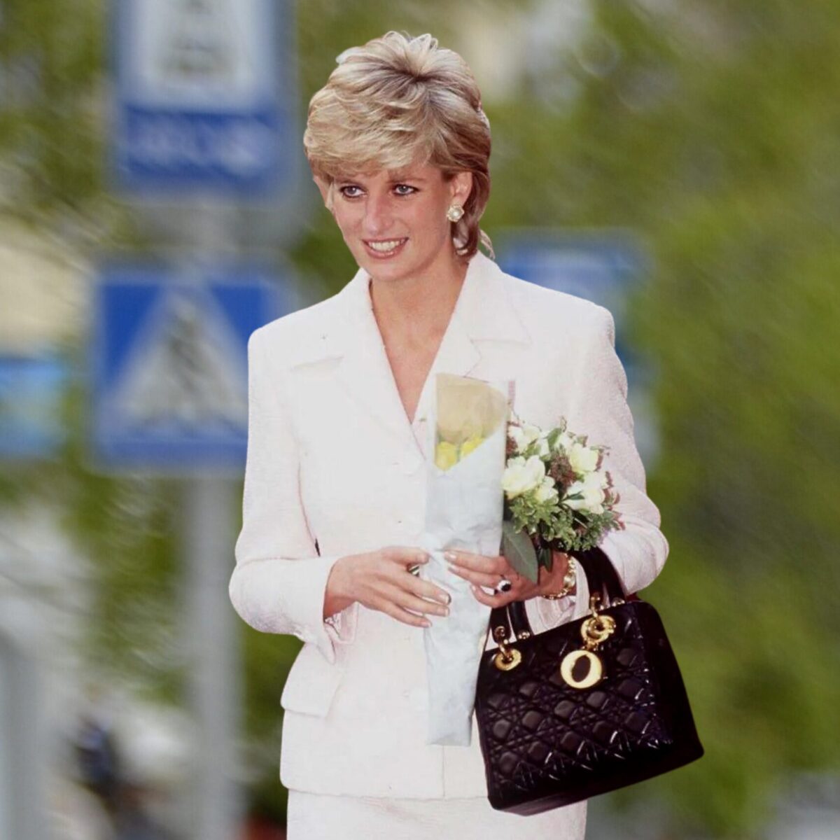 H τσάντα Dior που αγάπησε όσο καμία άλλη η πριγκίπισσα Νταϊάνα μετατράπηκε σε 11 μοναδικά έργα τέχνης!