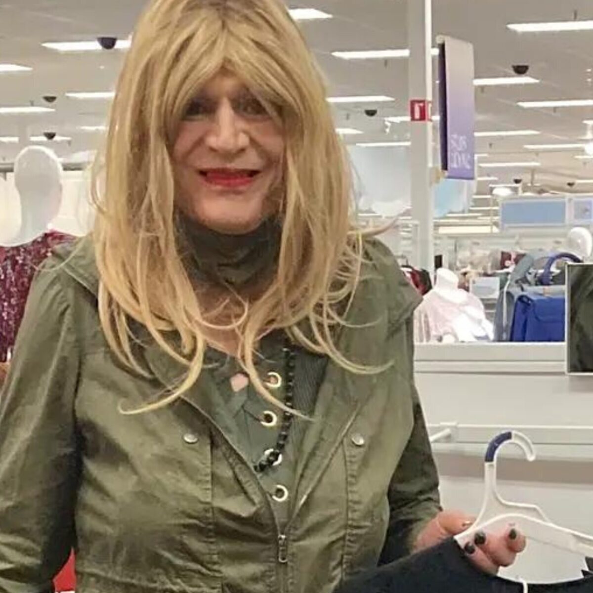 Γιατί τα καταστήματα με μεταχειρισμένα ρούχα φέρνουν το genderless shopping στην ζωή μας;